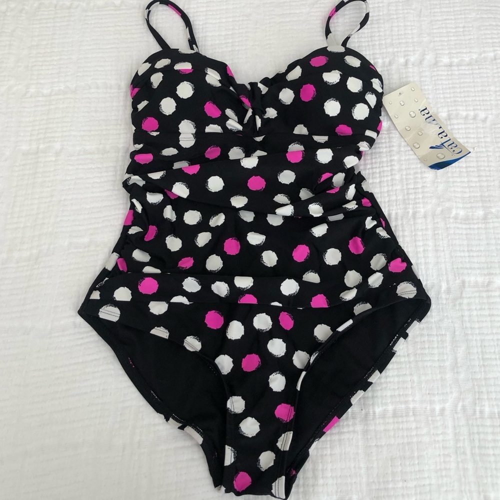 CATALINA one piece new swimsuit. Sewed in molded cups with slight twist. Sz 4/6